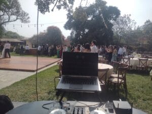DJ con equipo de sonido en recepción de boda al aire libre en Cieneguilla