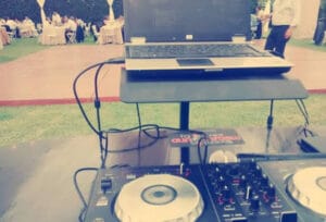 DJ con equipo de sonido en evento al aire libre en Cieneguilla
