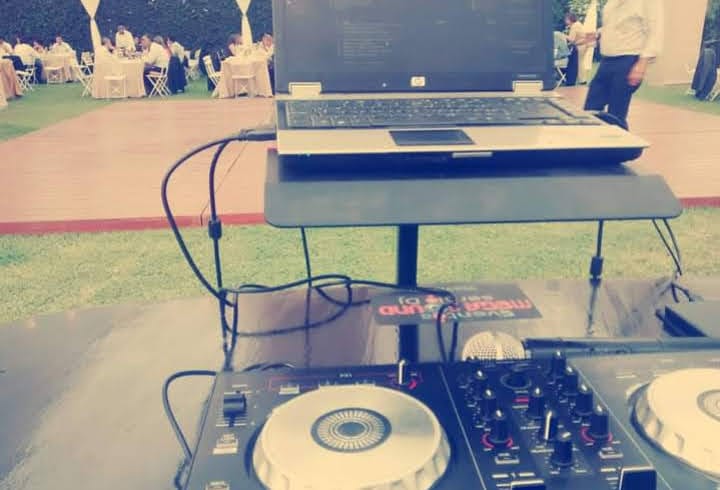 DJ con equipo de sonido en evento al aire libre en Cieneguilla