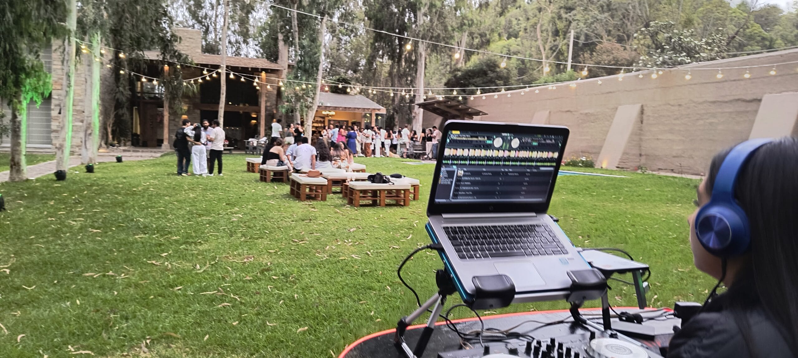 DJ con equipo de sonido en evento al aire libre en Cieneguilla