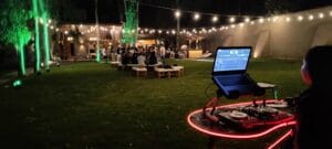 DJ con equipo de sonido en evento nocturno al aire libre en Cieneguilla