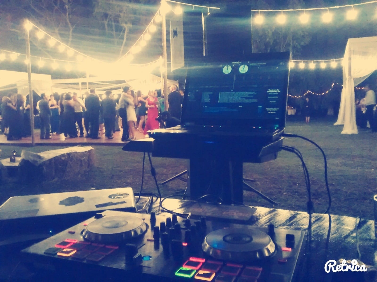 DJ en un evento nocturno al aire libre en Cieneguilla