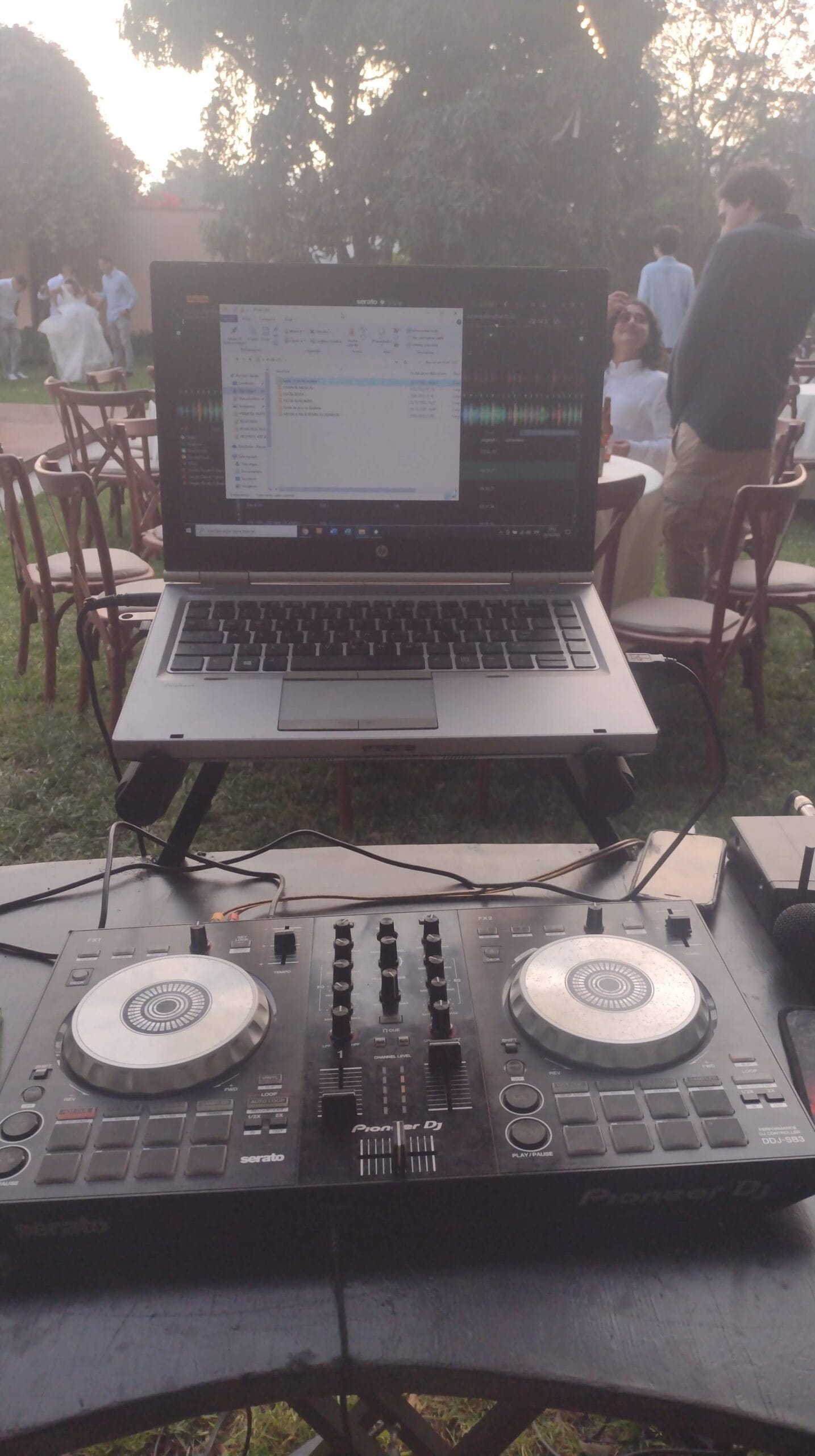DJ con laptop HP y controlador Pioneer DJ en evento al aire libre en Cieneguilla