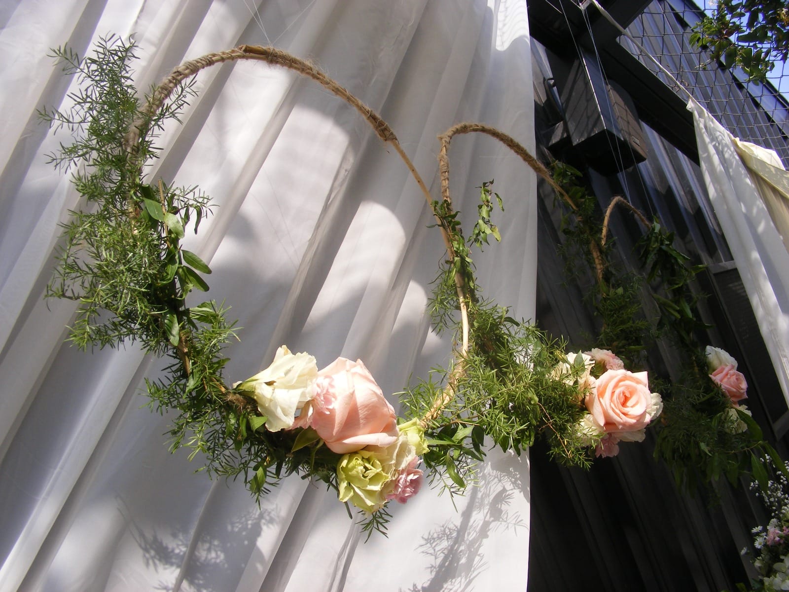 Arreglo floral circular decorativo colgando en un evento en Cieneguilla
