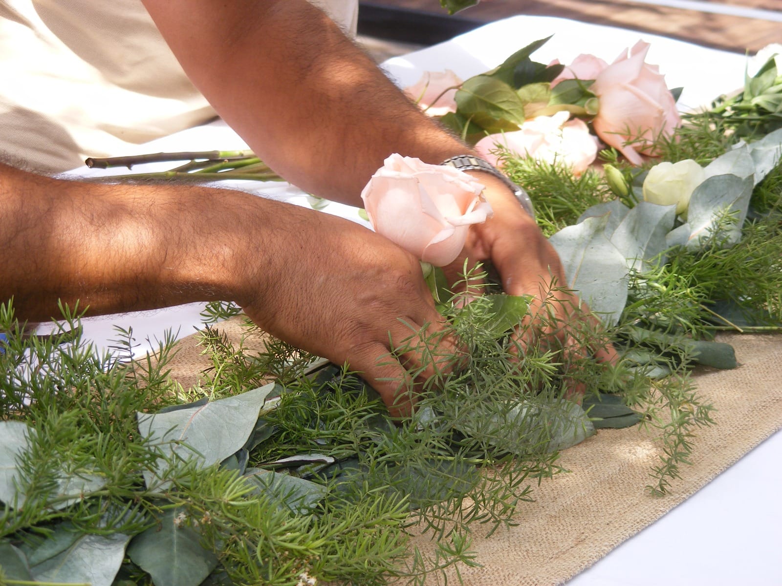 Arreglo floral en proceso para evento en Cieneguilla