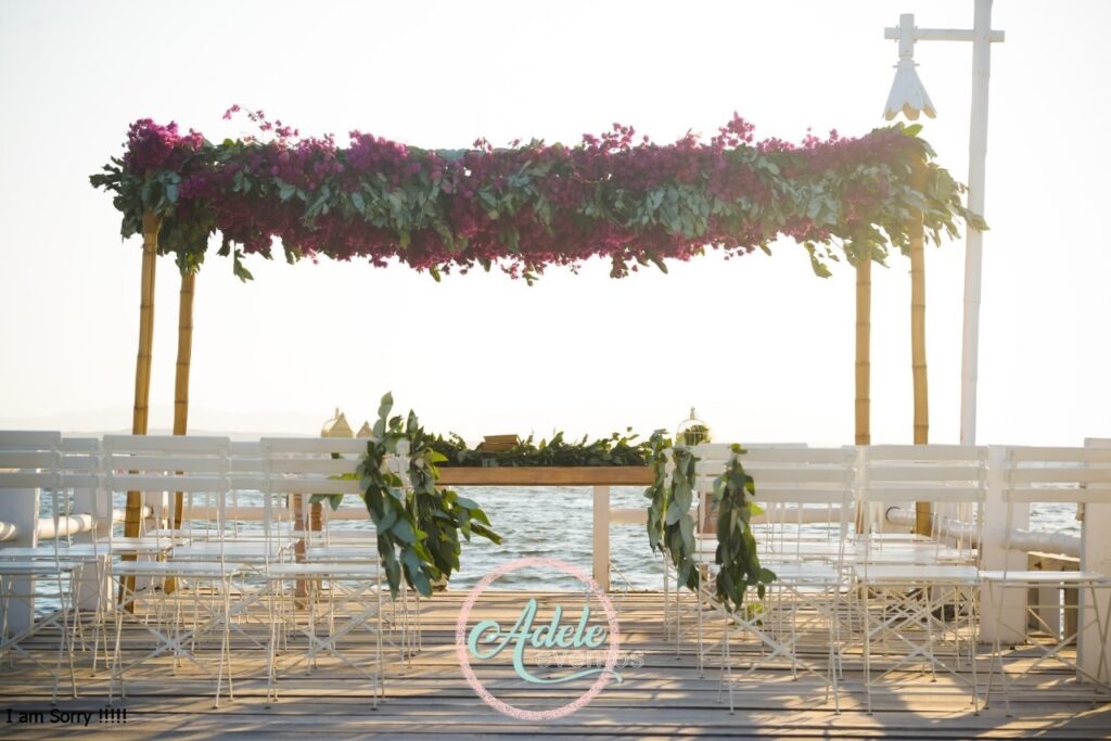 Boda al aire libre con decoración rústica.