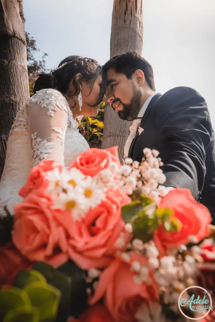 boda-exterior-cieneguilla-fotografia-evento-000002 Pareja de novios en boda al aire libre en Cieneguilla con ramo de flores.
