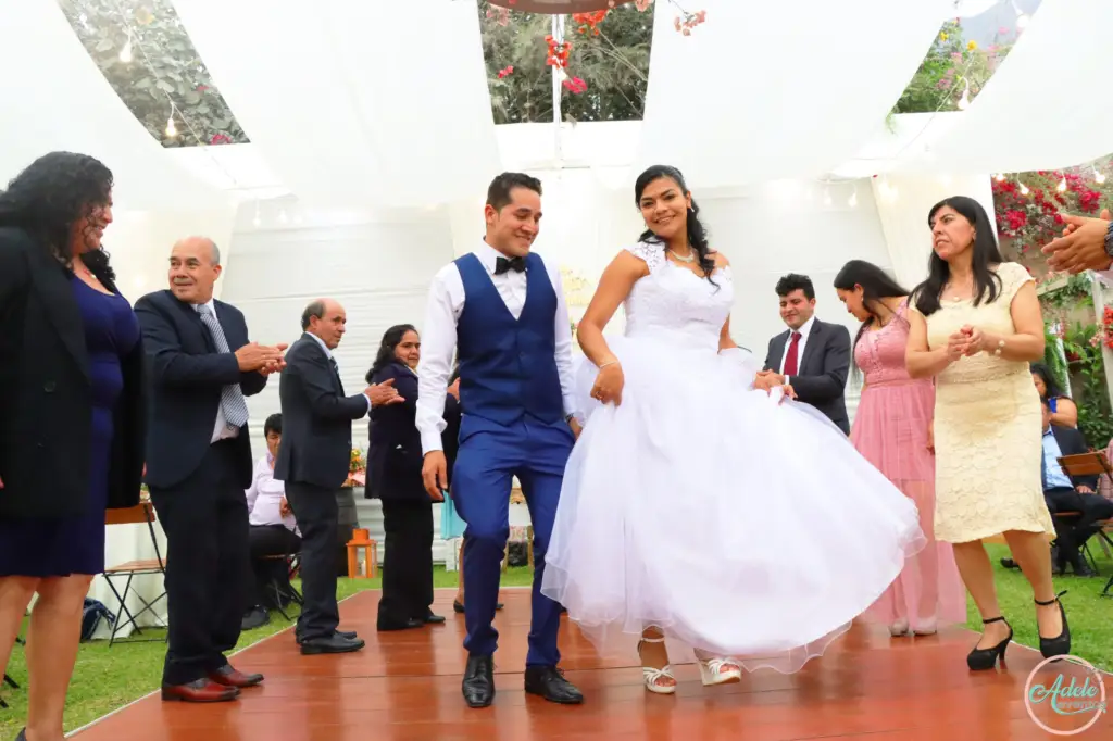 boda-pareja-bailando-invitados-celebracion Pareja bailando en su boda con invitados celebrando.