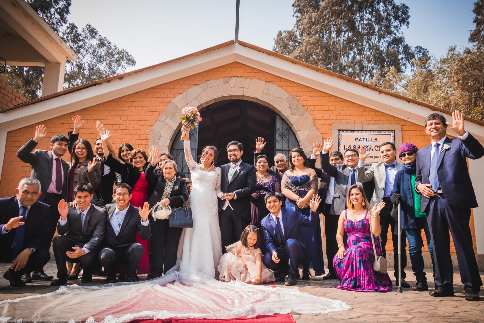 Grupo de personas posando frente a la Capilla Las Niñas durante una boda en Cieneguilla