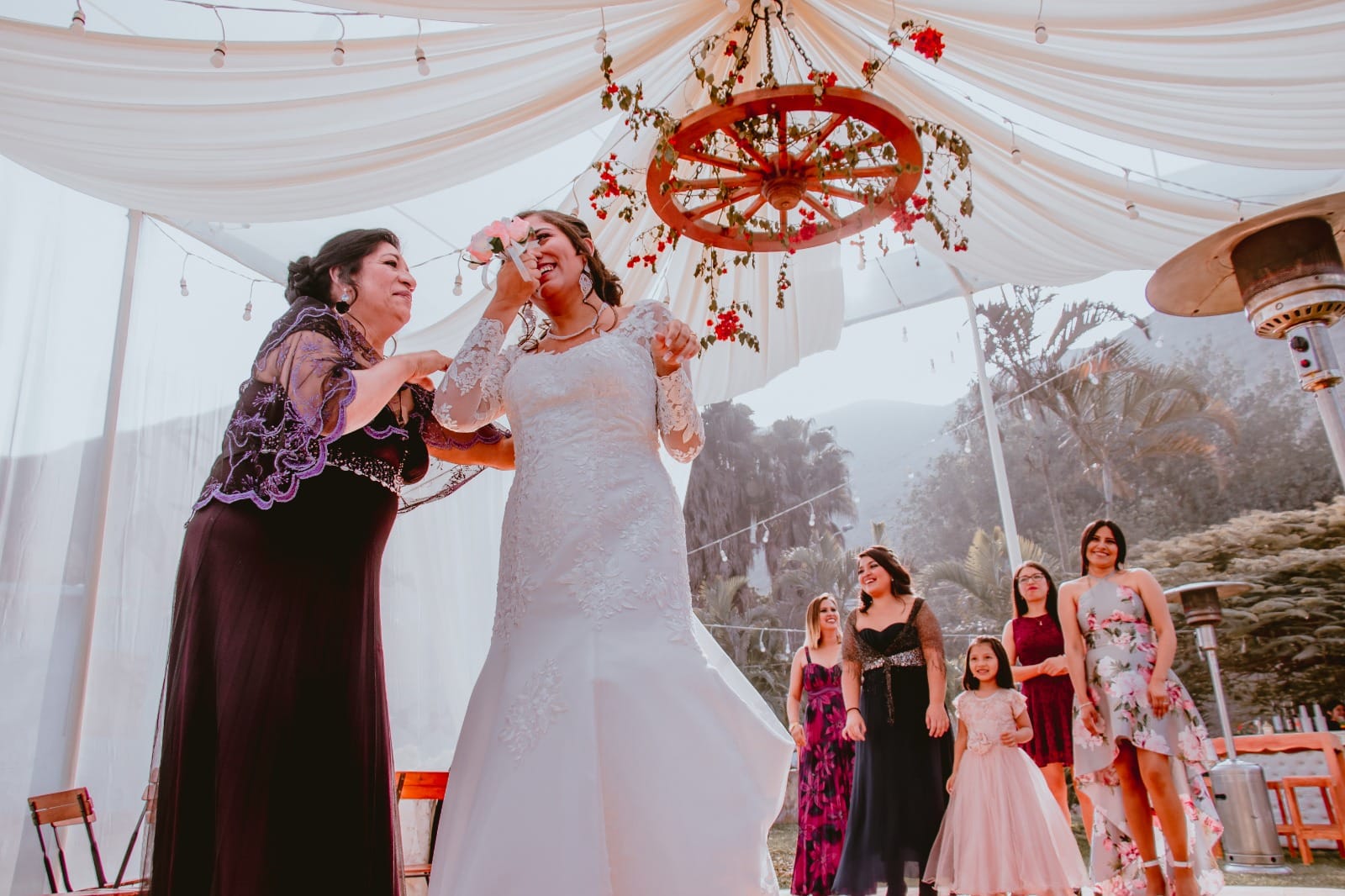 Novia arrojando el ramo de flores a las invitadas en una boda en Cieneguilla