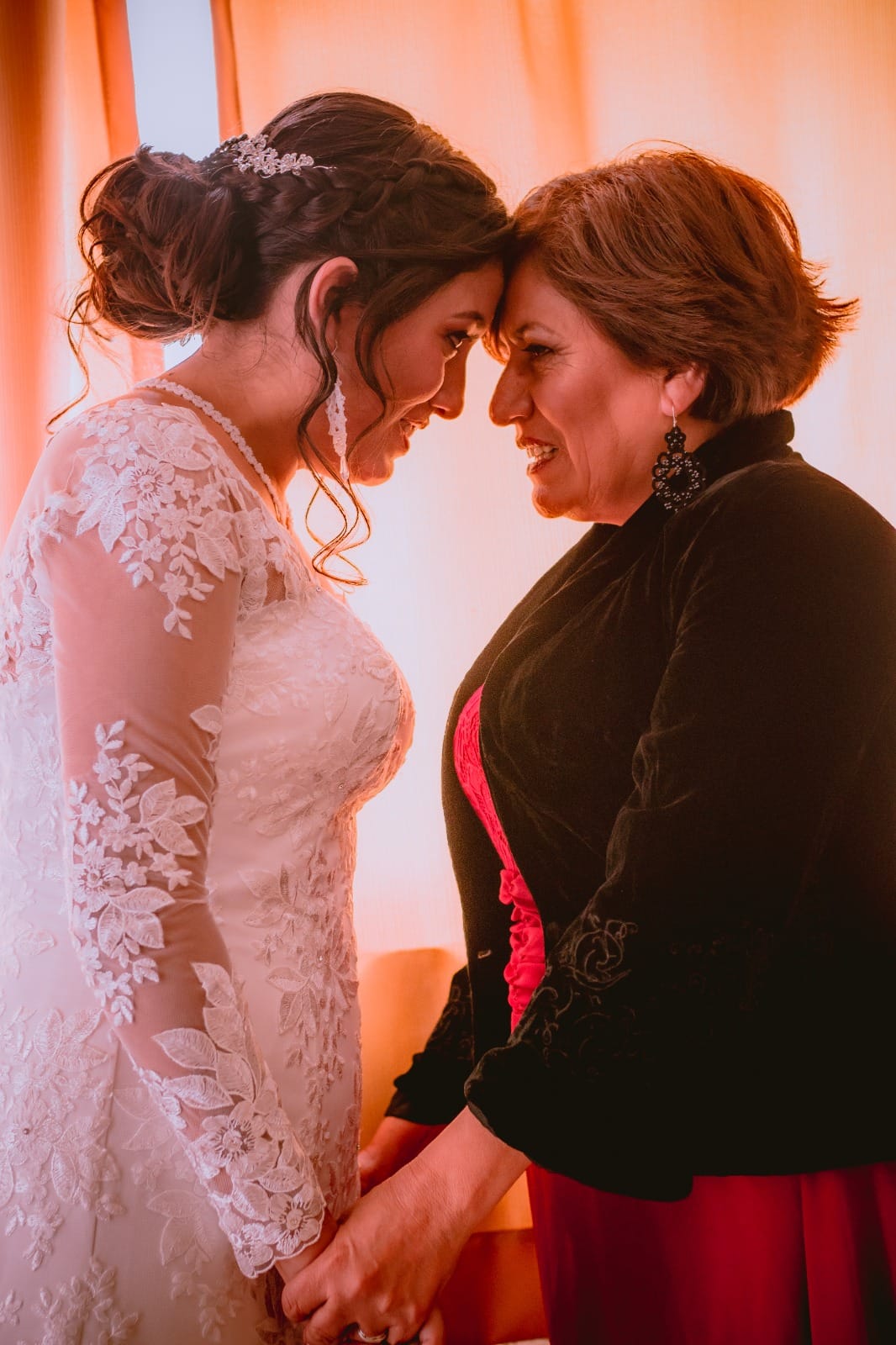 Novia y dama de honor de pie juntas dentro de una capilla en Cieneguilla