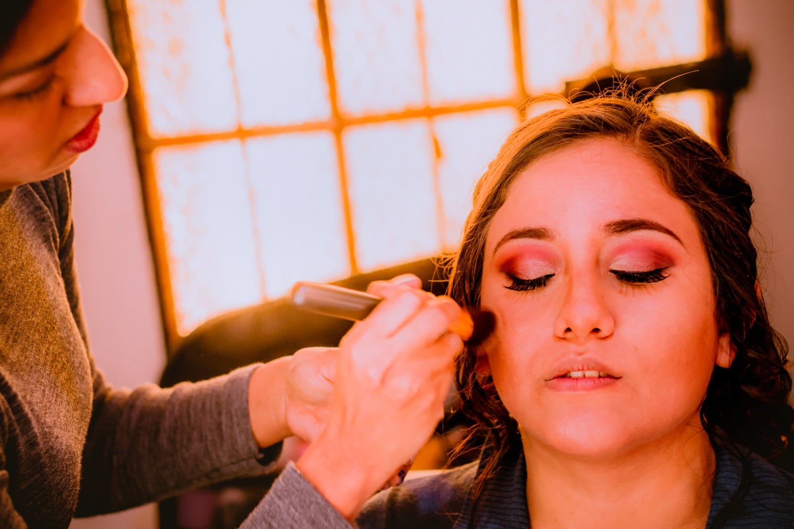 Novia siendo maquillada dentro de una capilla en Cieneguilla