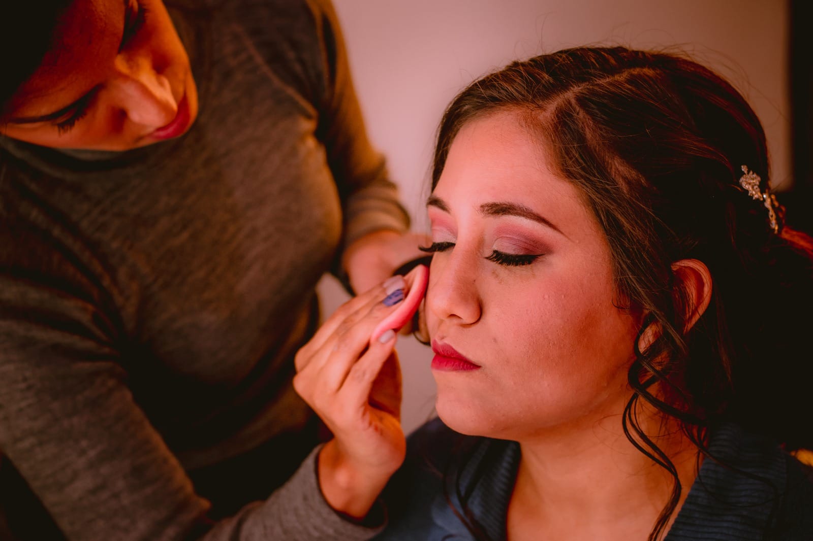 Novia siendo maquillada dentro de una capilla en Cieneguilla