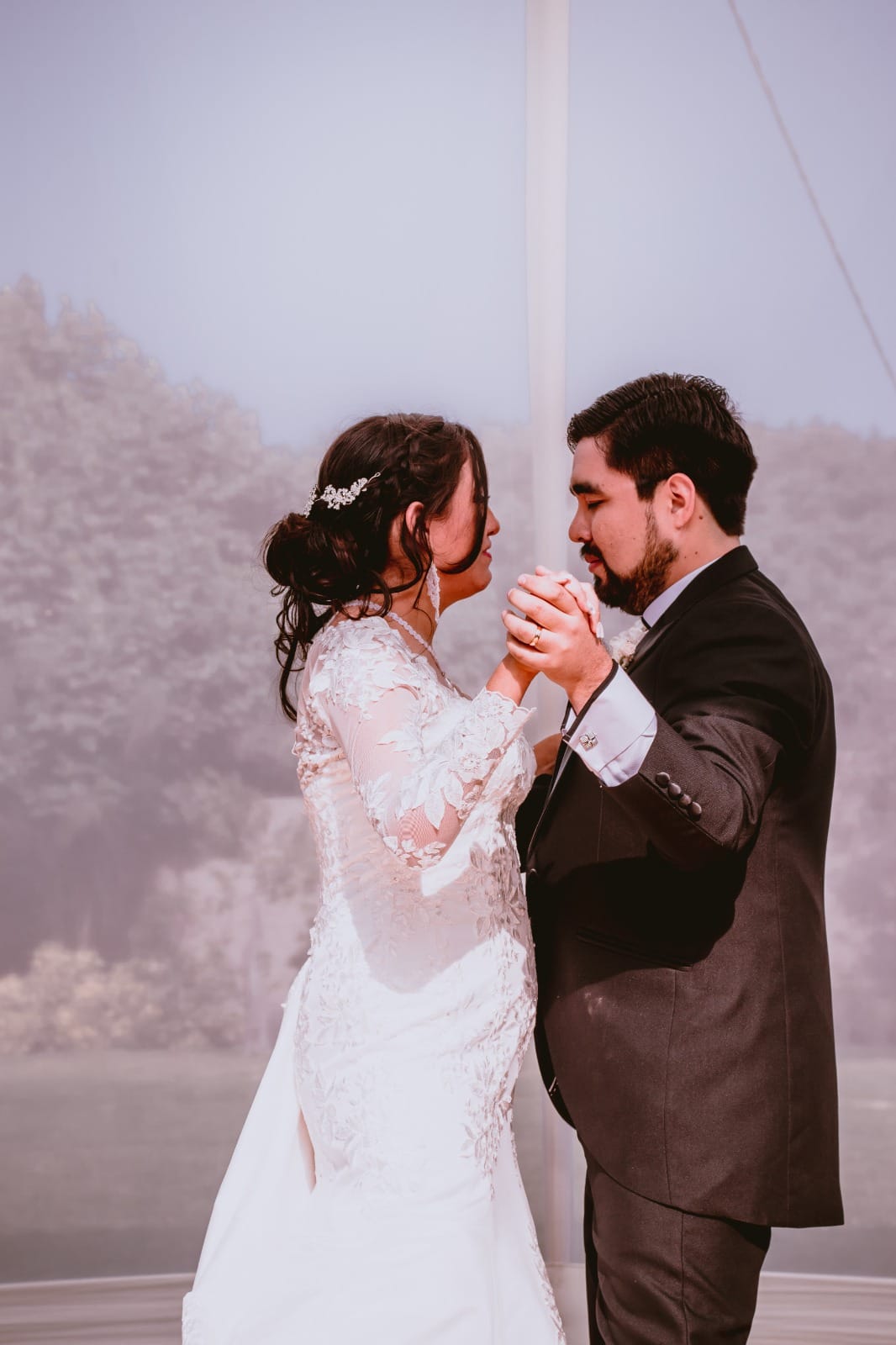 Pareja de novios bailando en su boda al aire libre en Cieneguilla