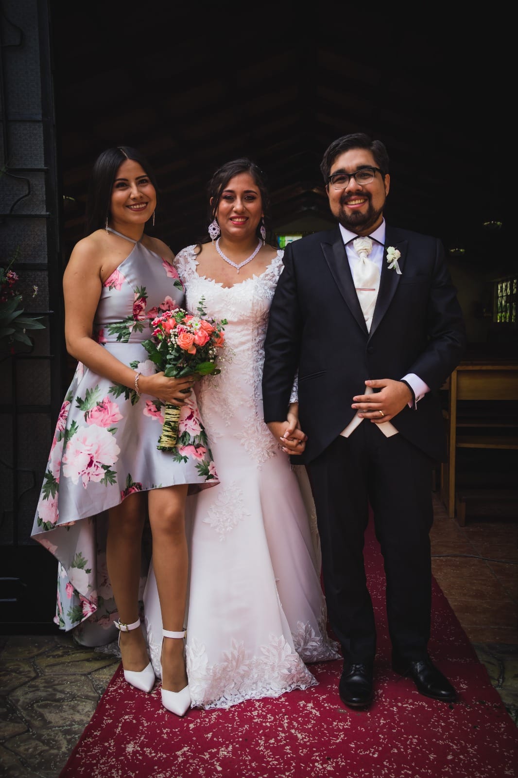 Novia y novio de pie juntos dentro de una capilla en Cieneguilla