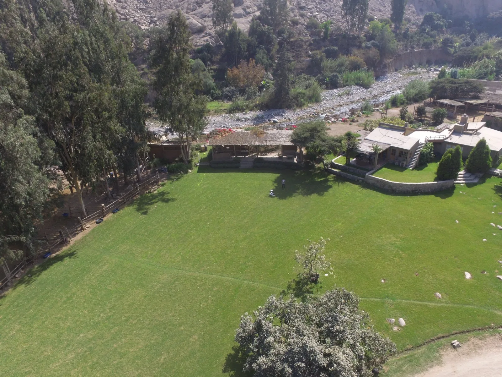 Casa con techo plano y patio al aire libre para alquiler de eventos en Cieneguilla