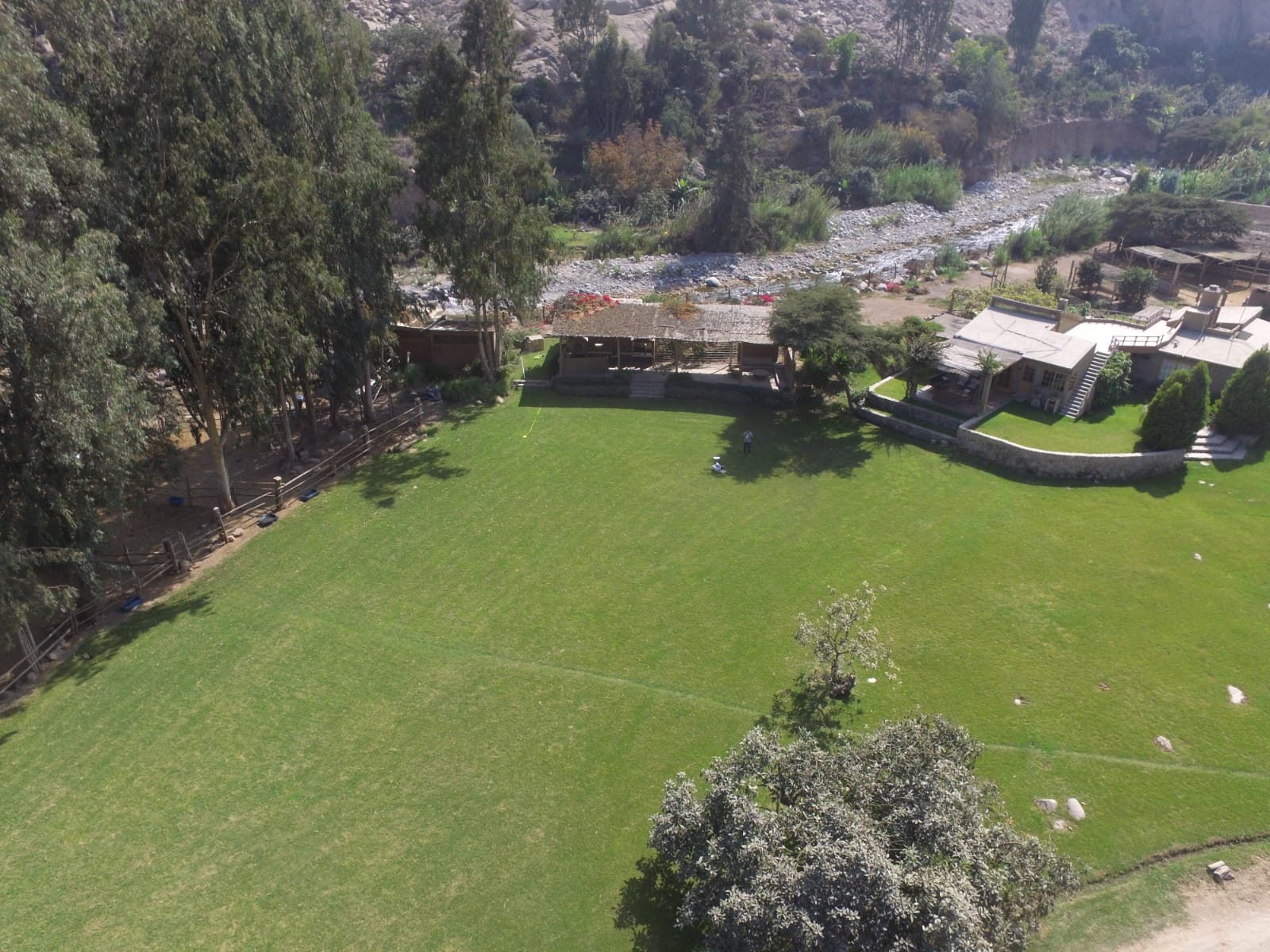 Casa con techo plano y patio al aire libre para alquiler de eventos en Cieneguilla