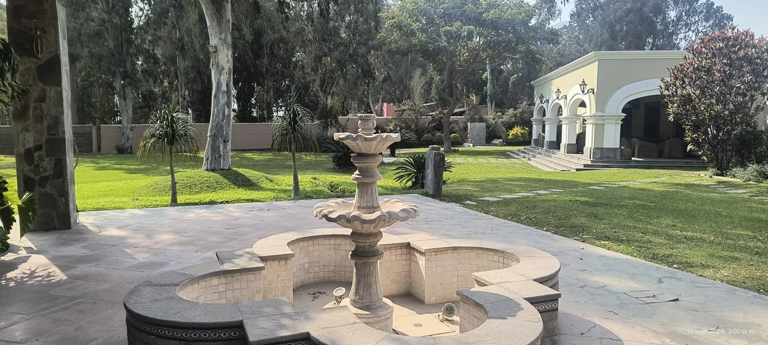 Casa con fuente de piedra y patio para alquiler de eventos en Cieneguilla