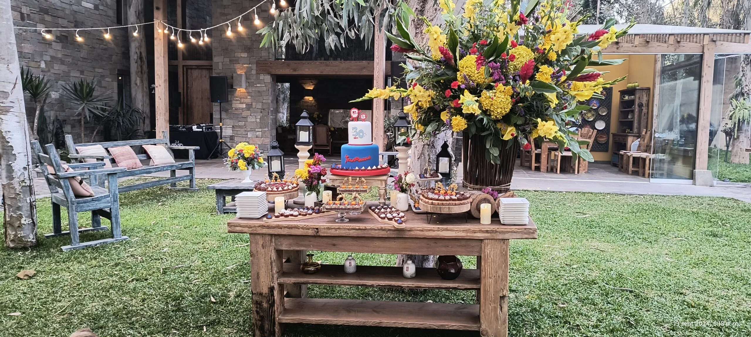 Decoración de mesa rústica para evento en jardín de una casa en Cieneguilla