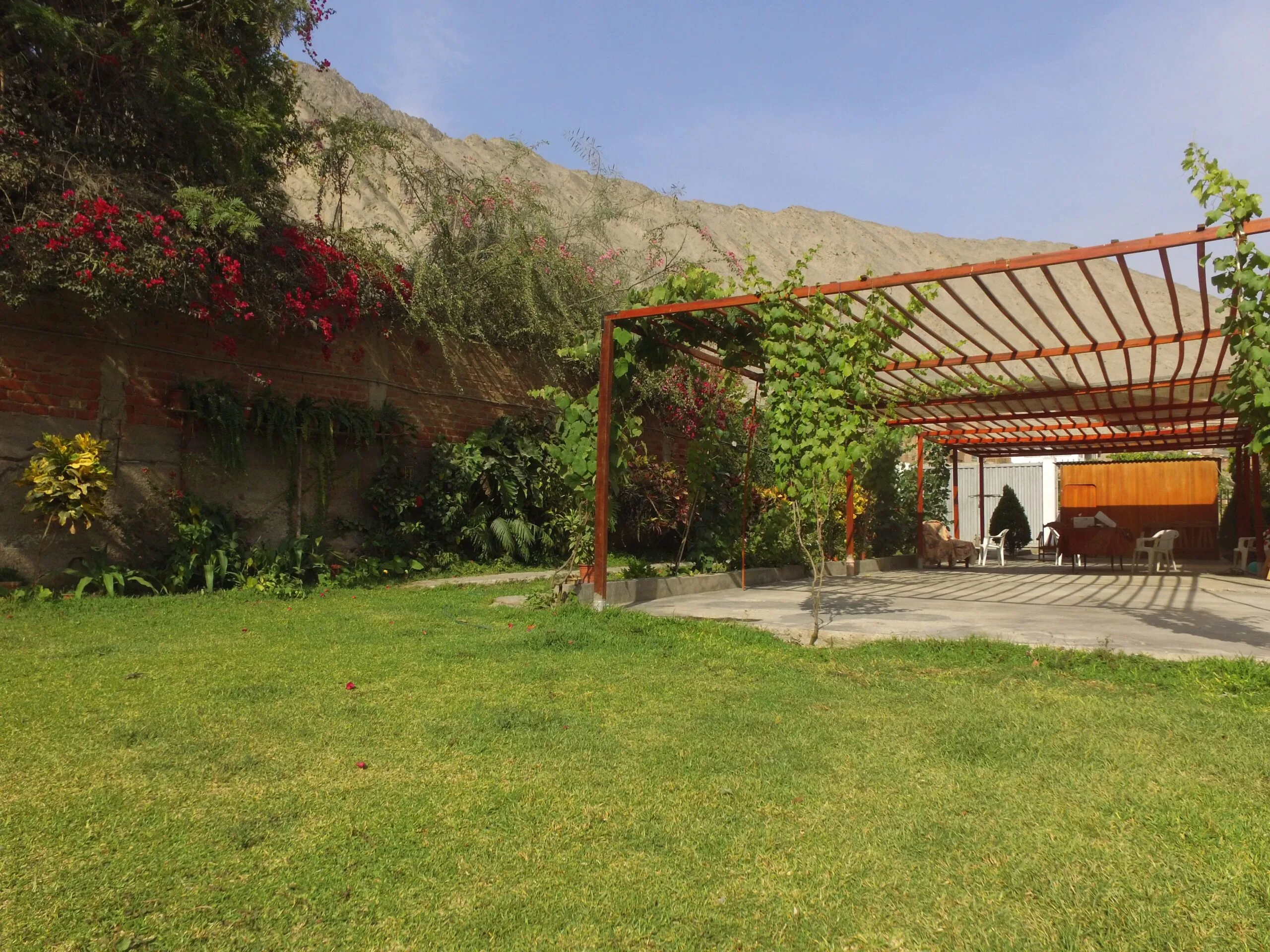Casa con pérgola de madera y jardín verde para alquiler de eventos en Cieneguilla