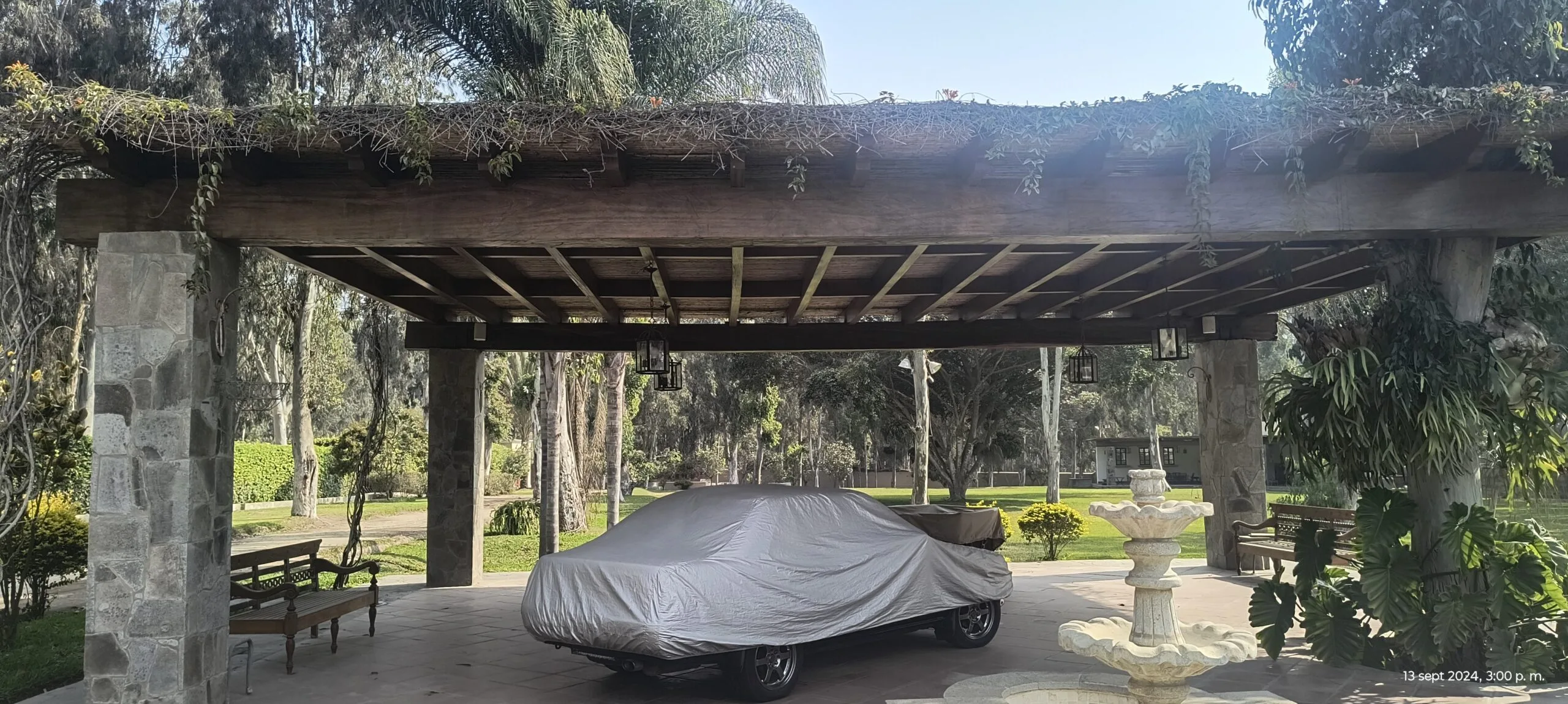 Casa con pérgola de madera y fuente de piedra en jardín para alquiler de eventos en Cieneguilla