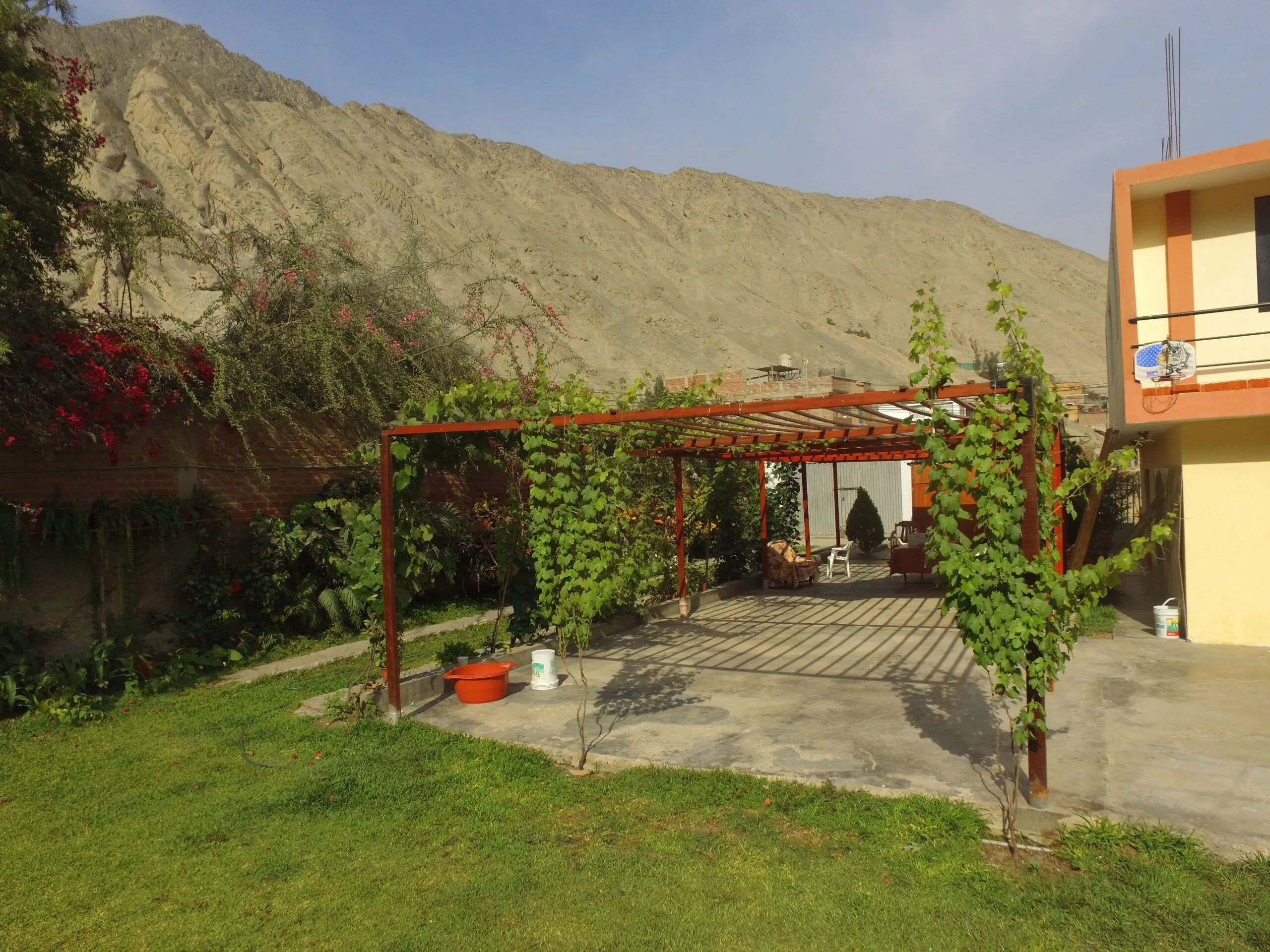 Casa con pérgola de madera y jardín verde para alquiler de eventos en Cieneguilla