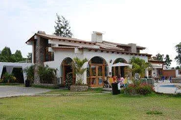 Casa de dos pisos con piscina y jardín para alquiler de eventos en Cieneguilla