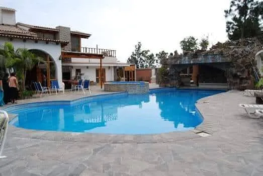 Casa de dos pisos con piscina y jardín para alquiler de eventos en Cieneguilla