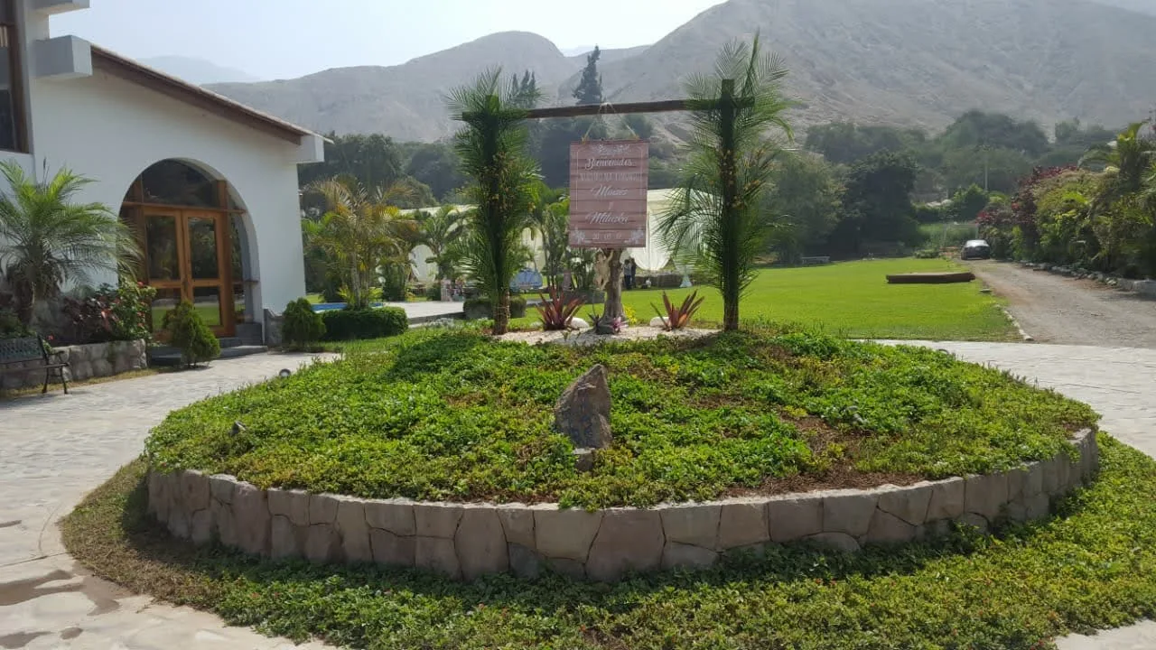 Casa de dos pisos con piscina y jardín para alquiler de eventos en Cieneguilla