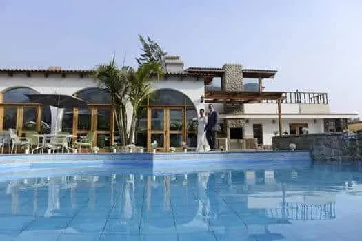 Casa de dos pisos con piscina y jardín para alquiler de eventos en Cieneguilla