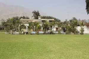 Casa de dos pisos con piscina y jardín para alquiler de eventos en Cieneguilla