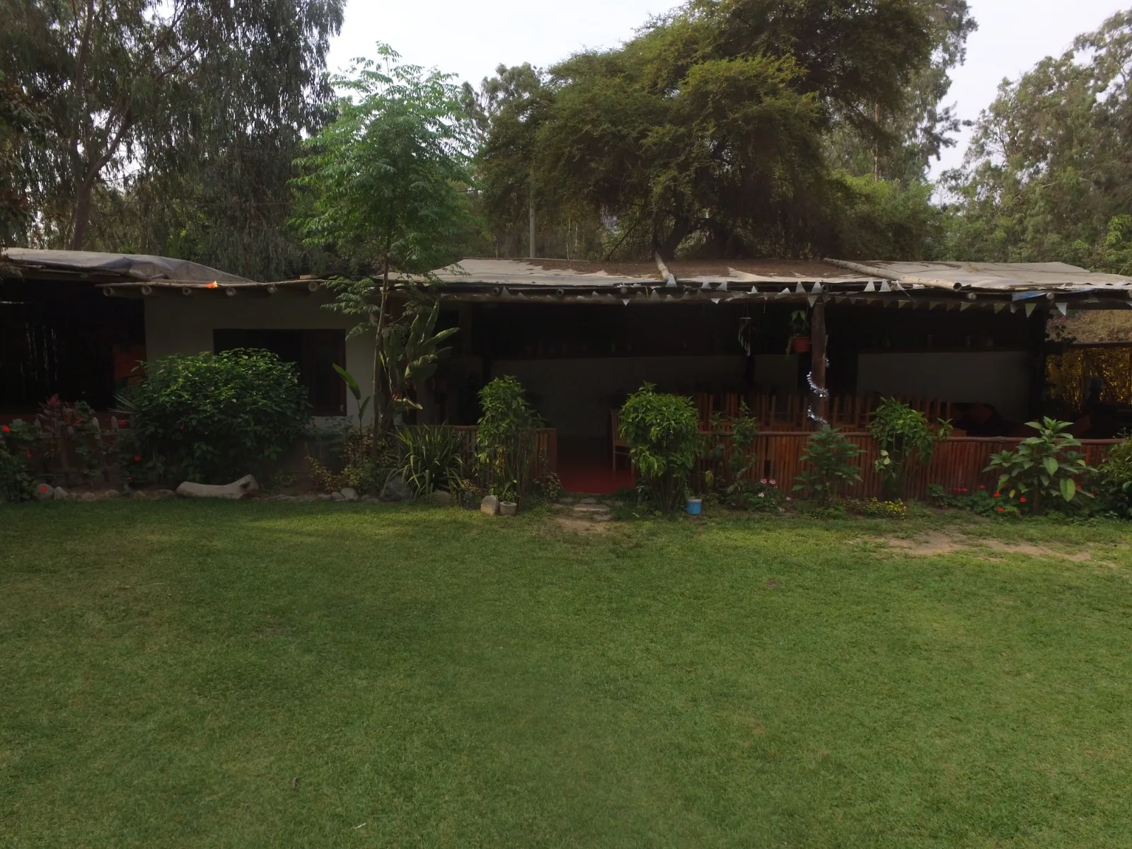 Comedor exterior con temática rústica y tropical en una casa en alquiler en Cieneguilla.