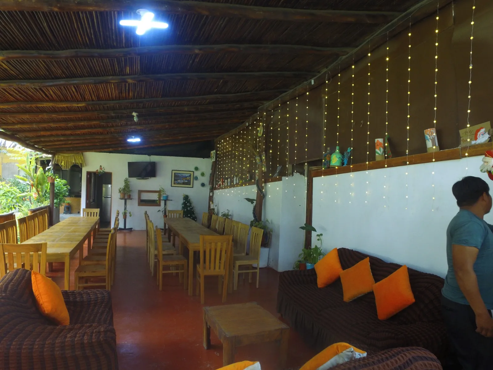 Comedor exterior con temática rústica y tropical en una casa en alquiler en Cieneguilla.