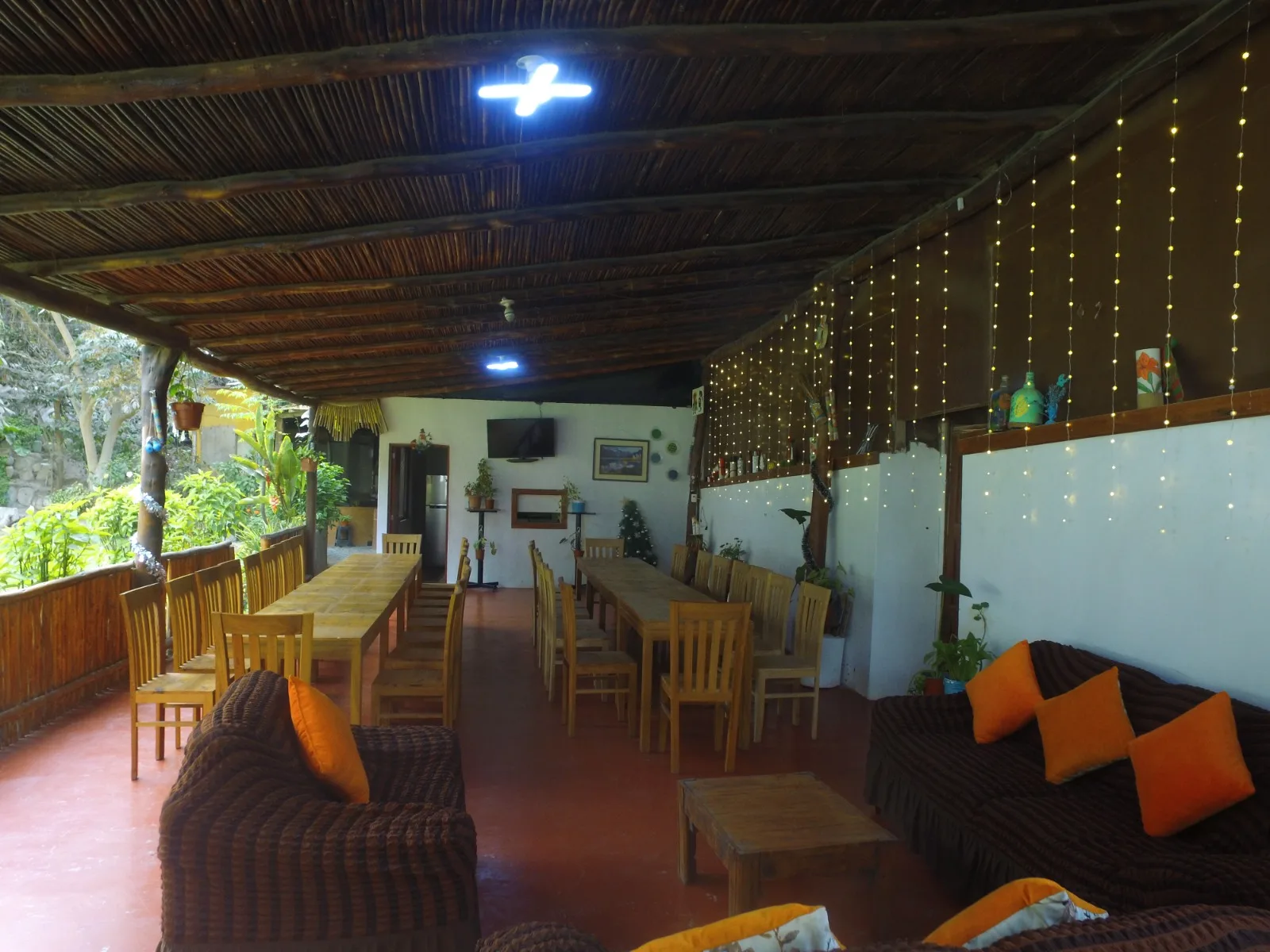 Comedor exterior con temática rústica y tropical en una casa en alquiler en Cieneguilla.