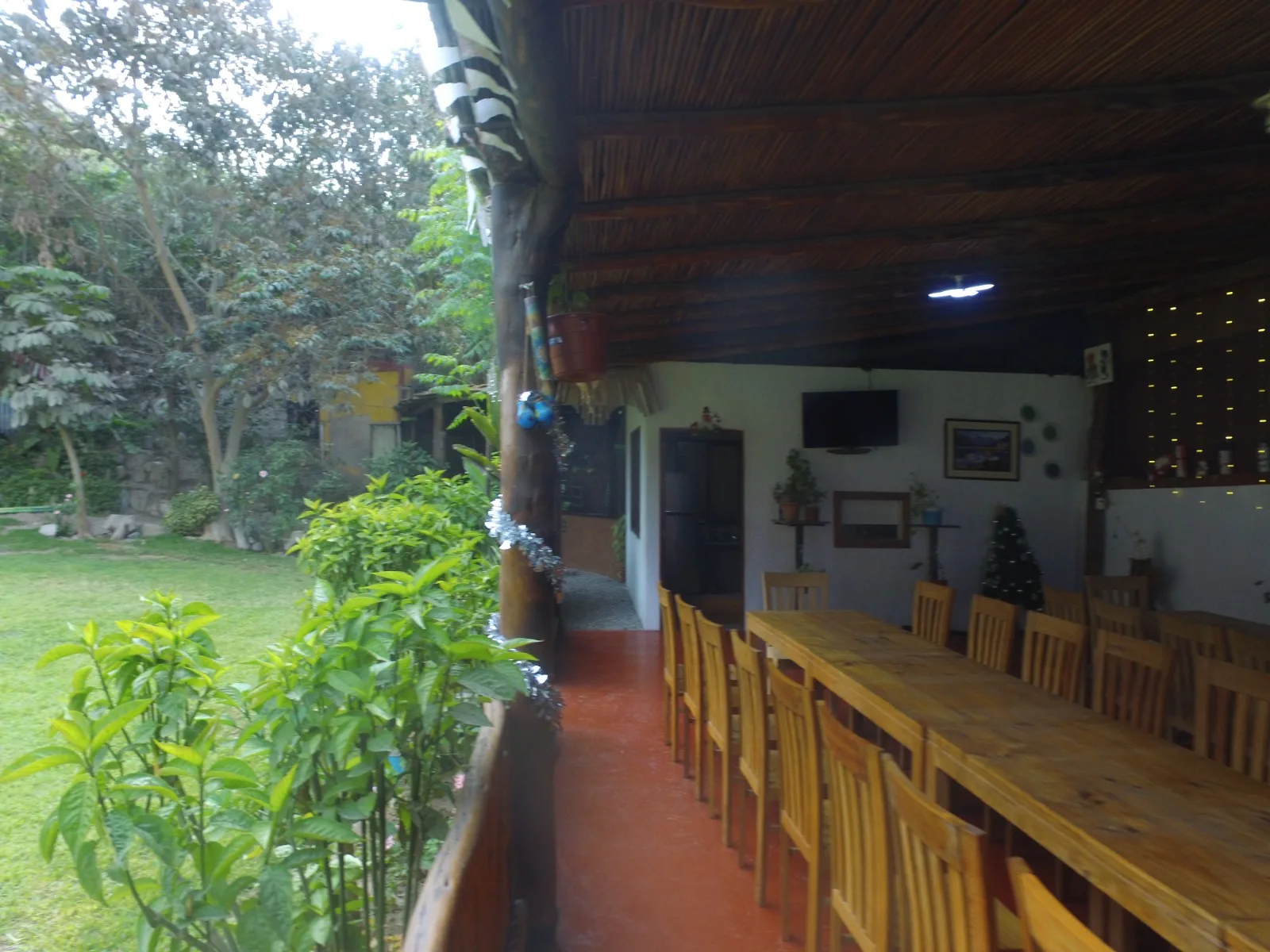 Comedor exterior rústico con mesa y sillas de madera en una casa en alquiler en Cieneguilla.