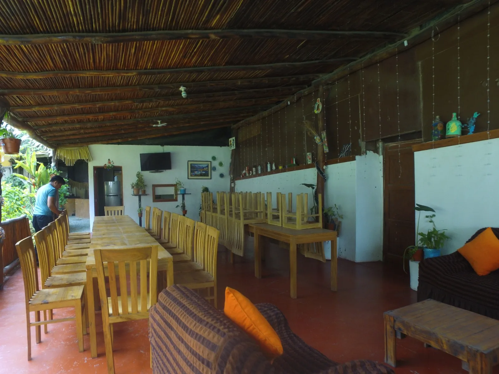 Comedor exterior con temática rústica y tropical en una casa en alquiler en Cieneguilla.