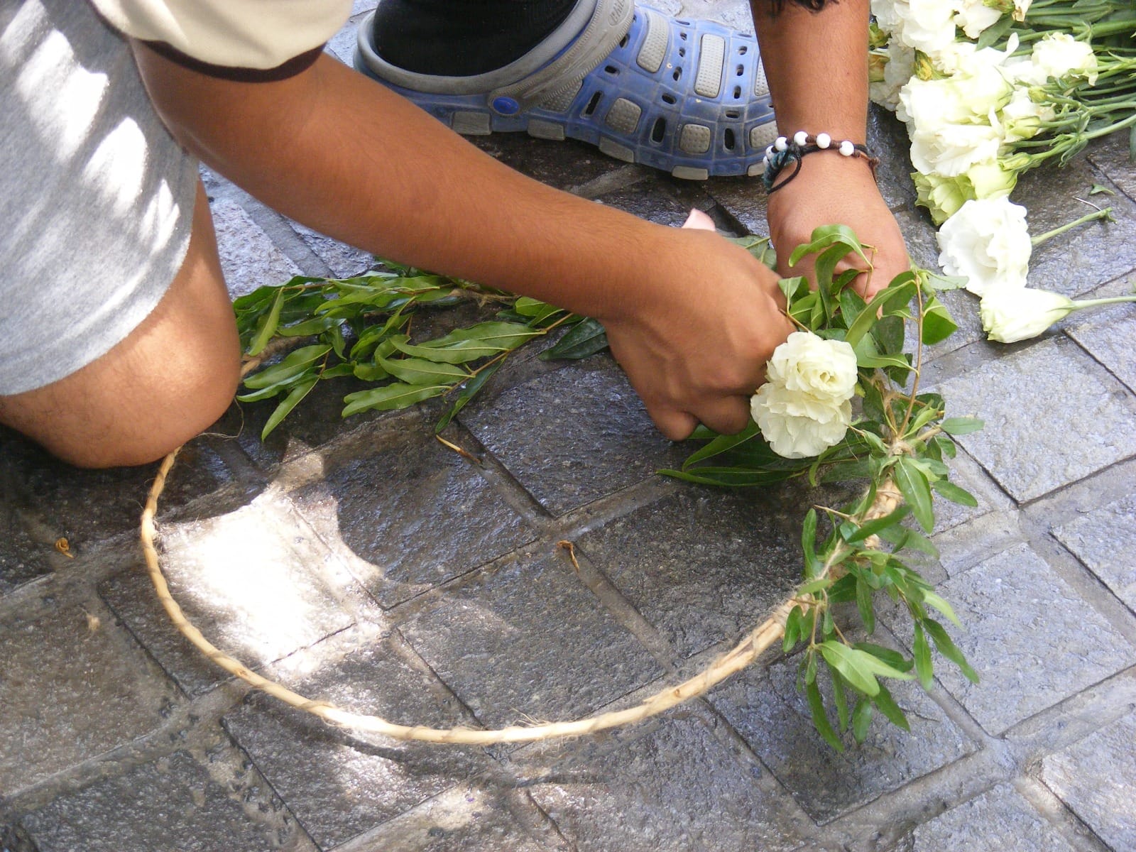 Persona creando una corona floral decorativa en Cieneguilla