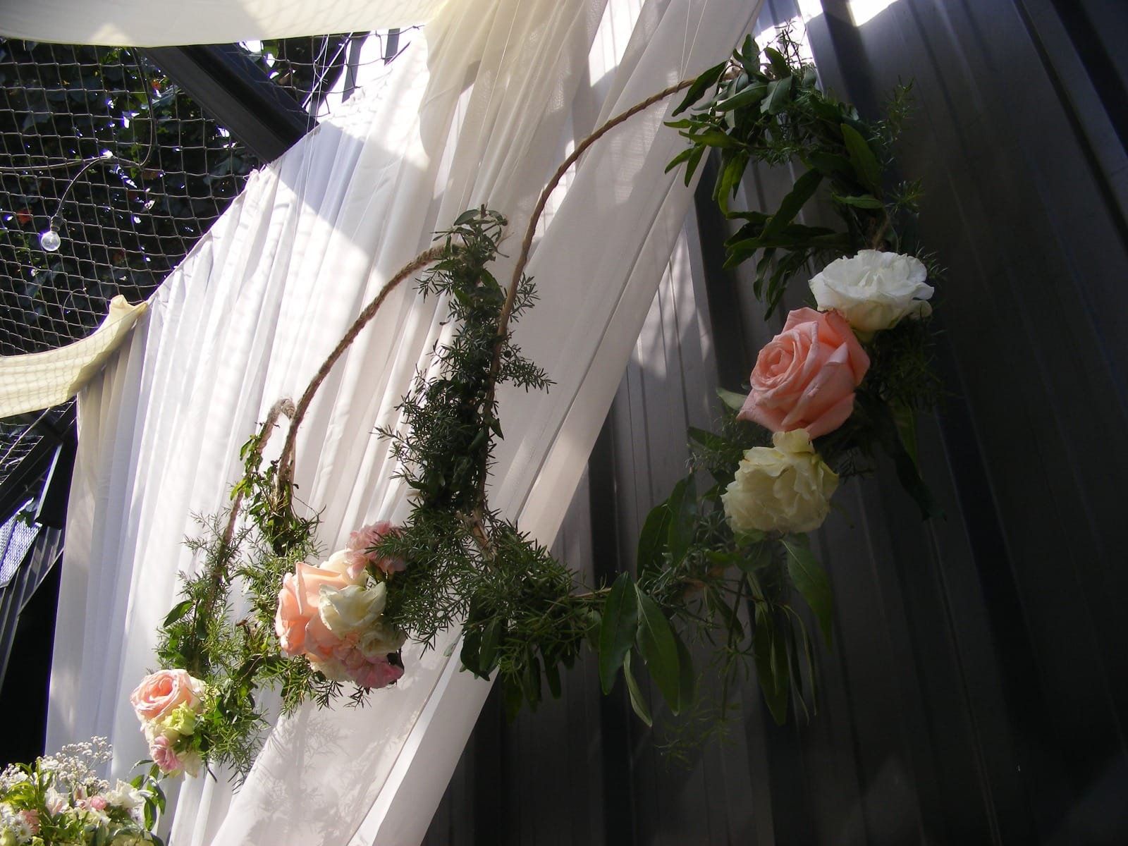 Corona floral decorativa colgando en un evento al aire libre en Cieneguilla