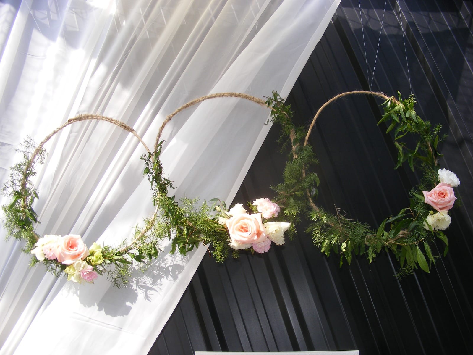 Coronas florales decorativas colgando en un evento en Cieneguilla