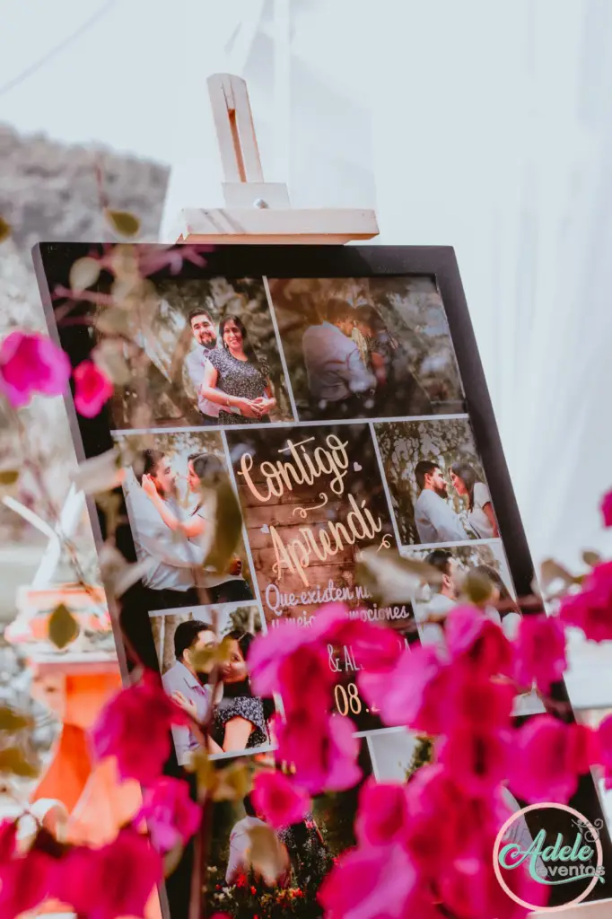 Decoración de boda al aire libre en Cieneguilla con cartel y flores.