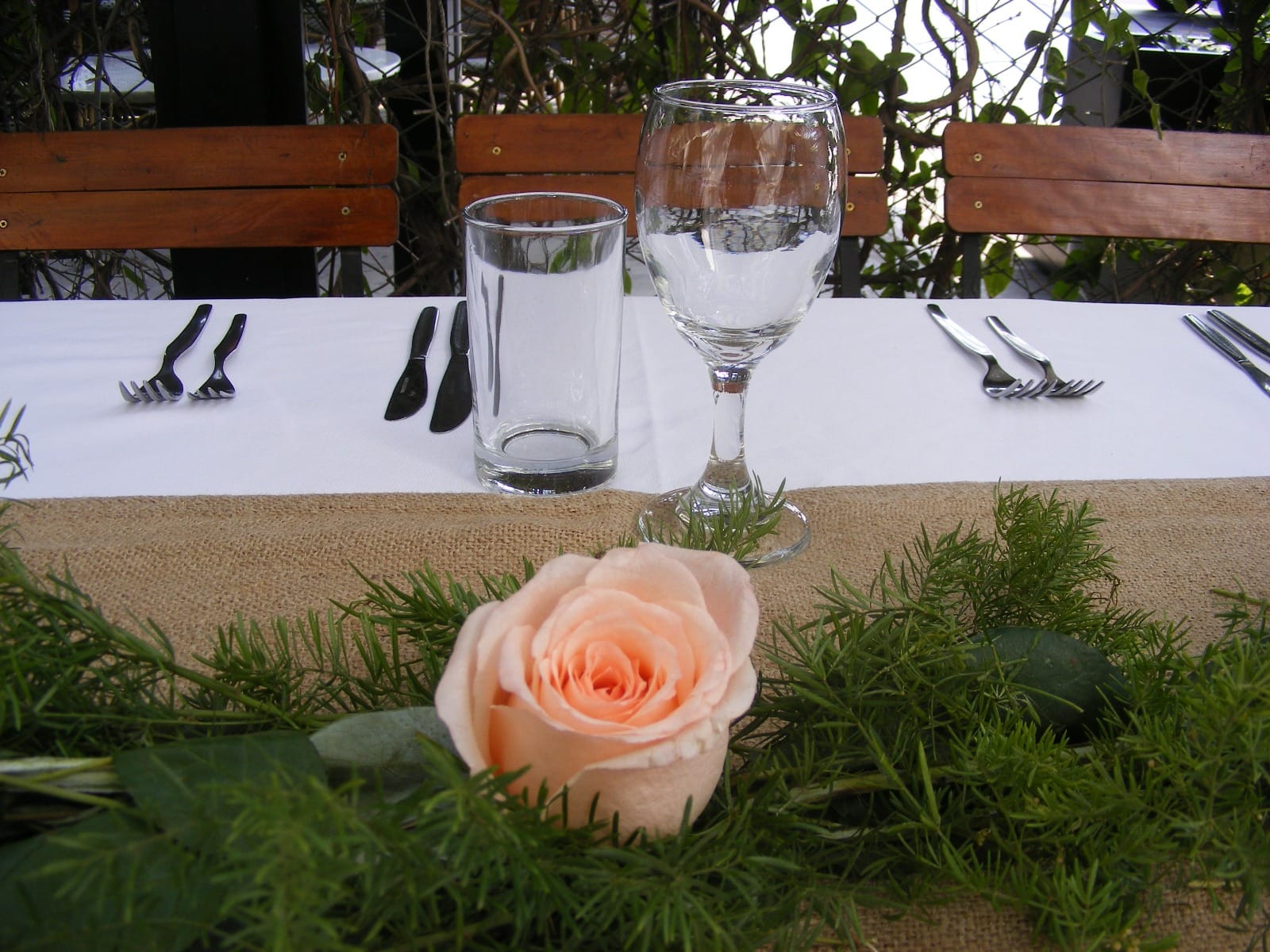 Decoración de mesa al aire libre para evento en Cieneguilla