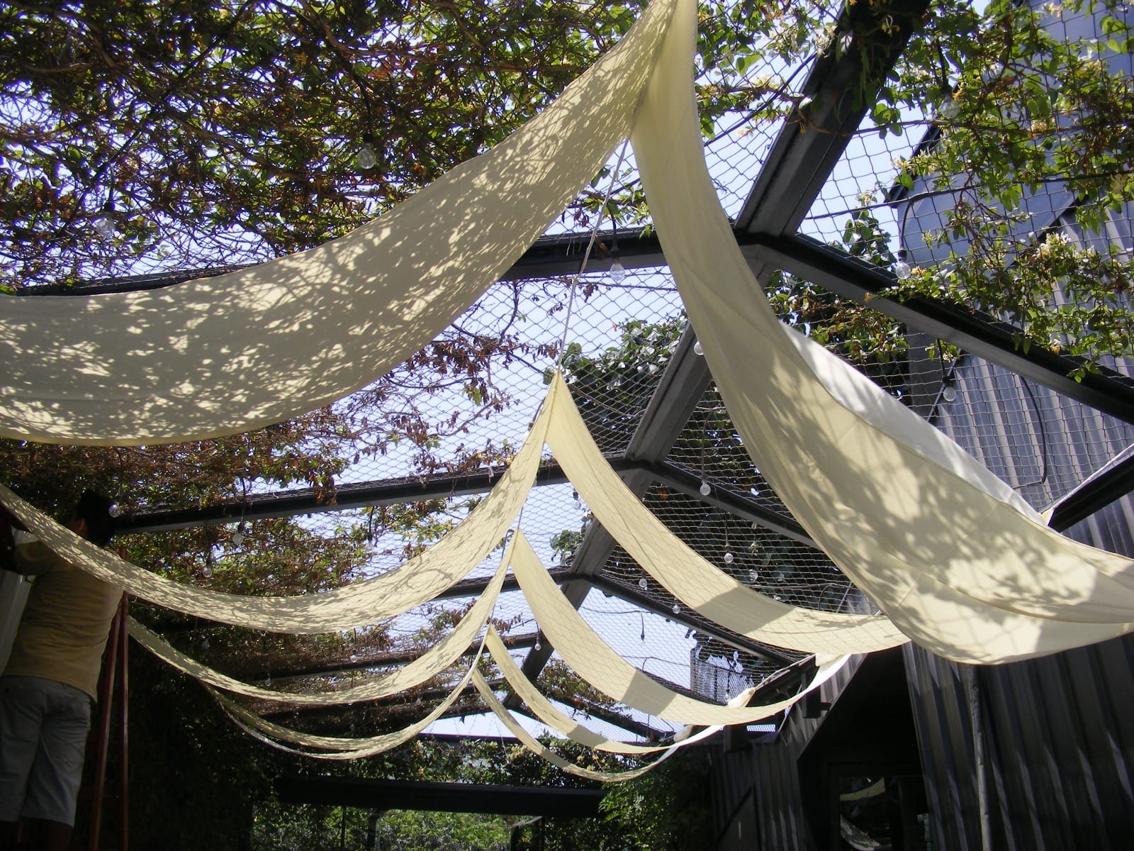 Dosel sombreado con paneles de tela en estructura metálica al aire libre en Cieneguilla