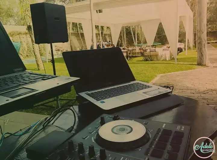 evento-dj-al-aire-libre-cieneguilla DJ en evento al aire libre en Cieneguilla con equipo de sonido y mesas decoradas.