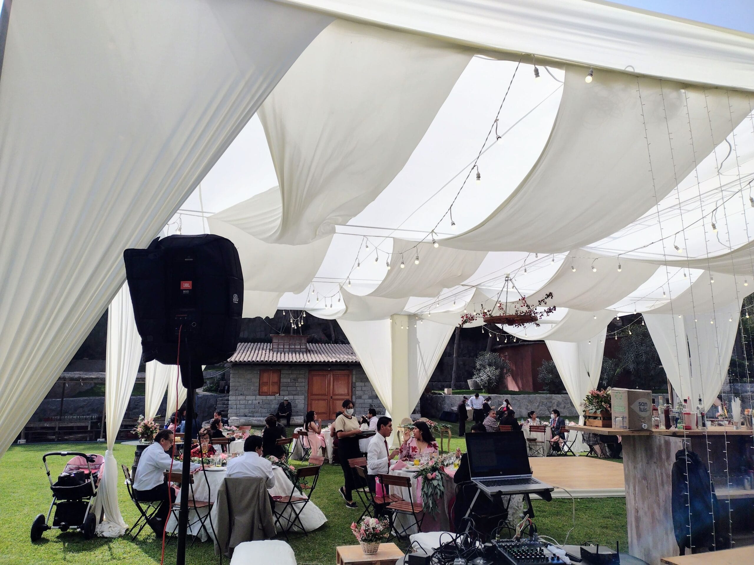 Evento al aire libre bajo carpa blanca en Cieneguilla