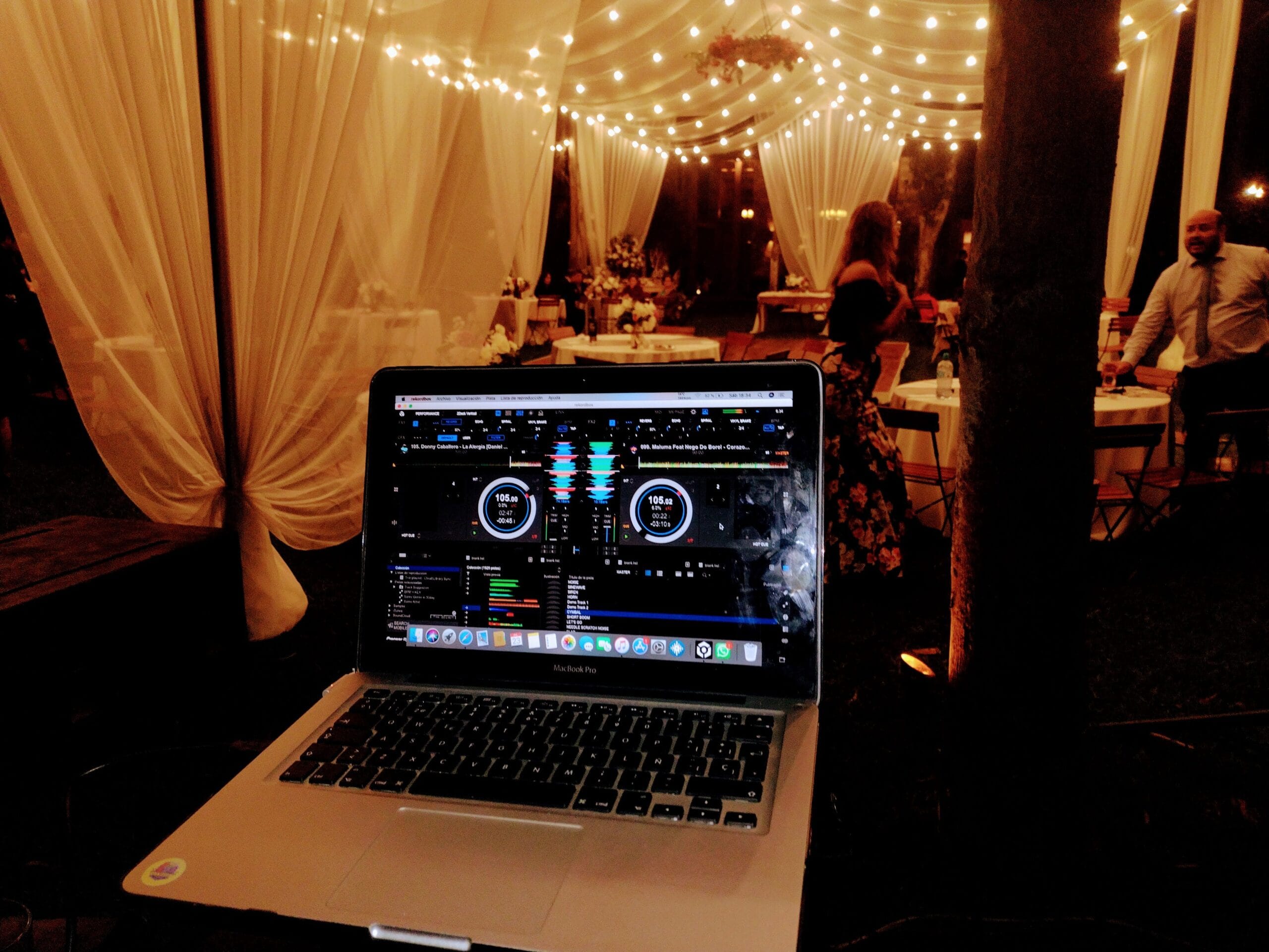 DJ utilizando laptop MacBook Pro en evento al aire libre en Cieneguilla