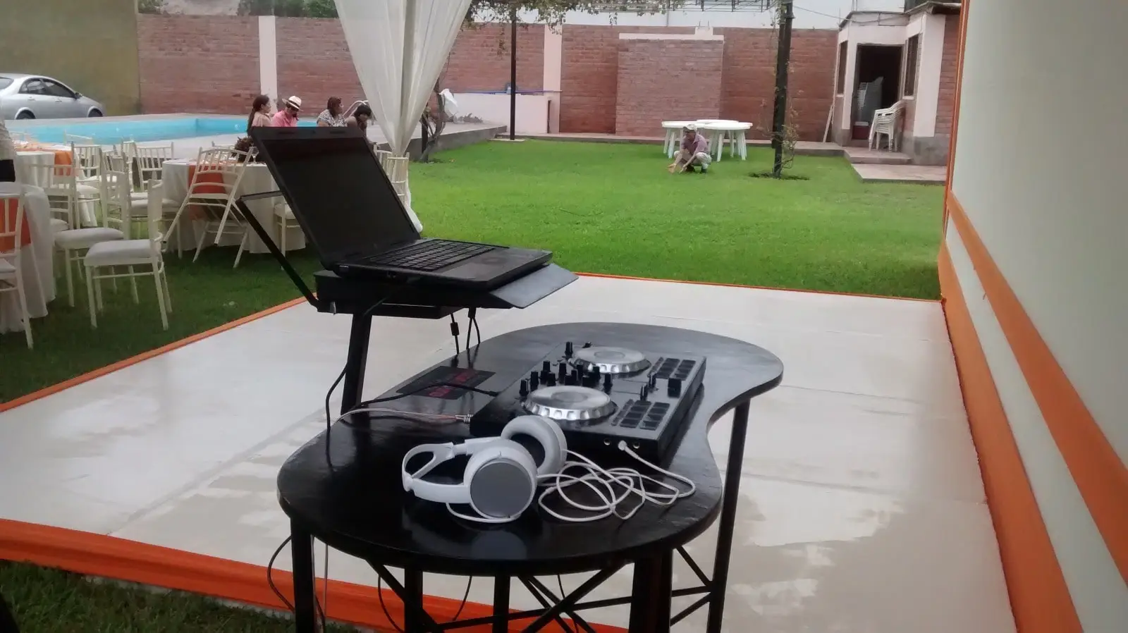 DJ en acción con equipo de sonido profesional en un evento al aire libre en Cieneguilla