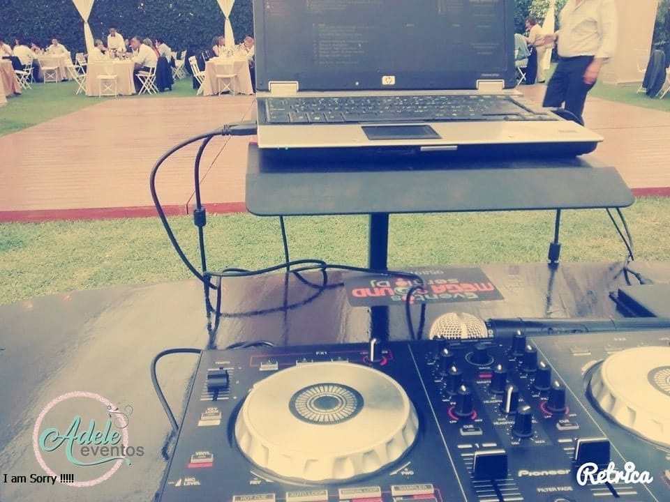 Setup de DJ en evento formal al aire libre en Cieneguilla