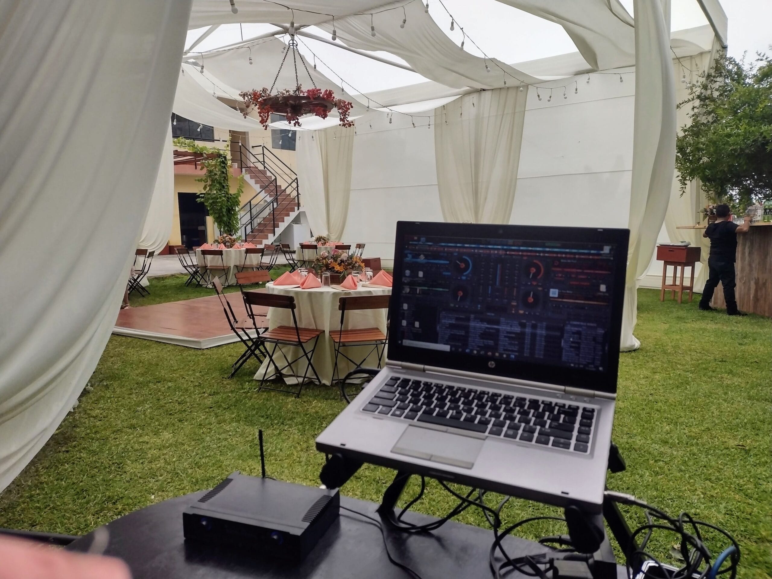 Setup de DJ en evento formal al aire libre en Cieneguilla