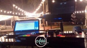 Setup de DJ en evento nocturno al aire libre en Cieneguilla
