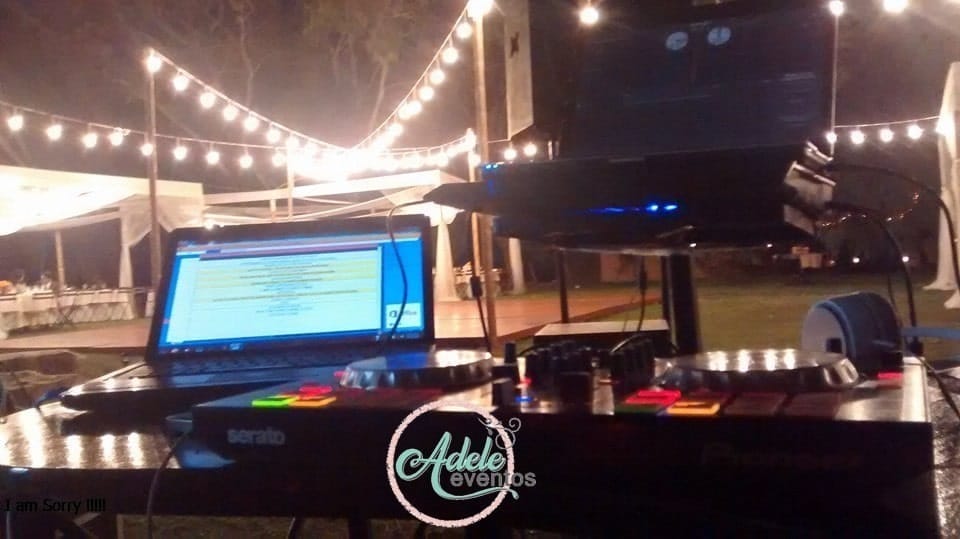 Setup de DJ en evento nocturno al aire libre en Cieneguilla